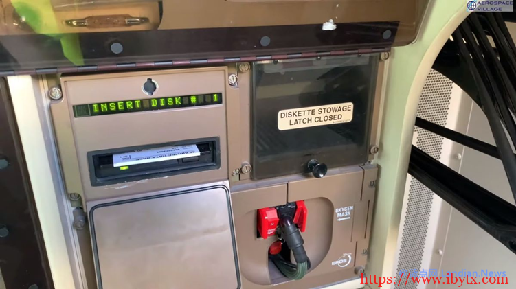 波音747仍然使用3.5寸软盘更新数据 可怜的工程师们每次要使用8张软盘-博悦天下